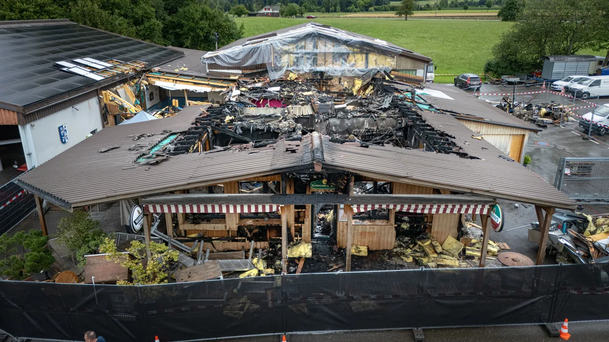 Erst von oben sieht man das volle Ausmass der Verwüstung. Nachzug zum Brand auf dem Flugplatz Speck in Fehraltorf.